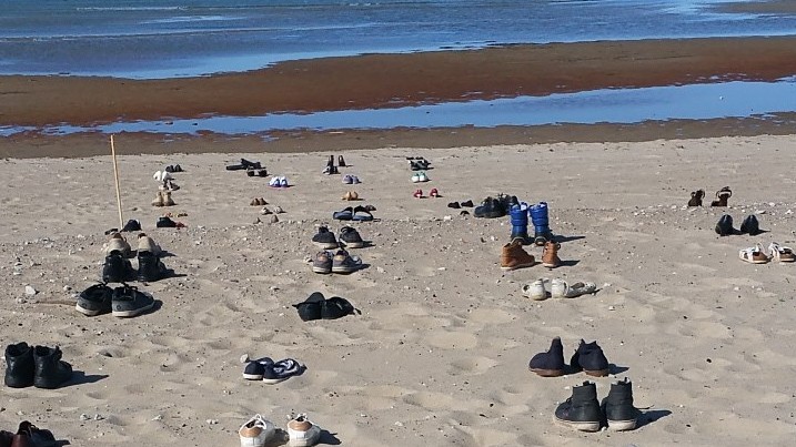 Stroomi rannas mälestatekse 183 kingapaariga suitsiidi läbi hukkunuid